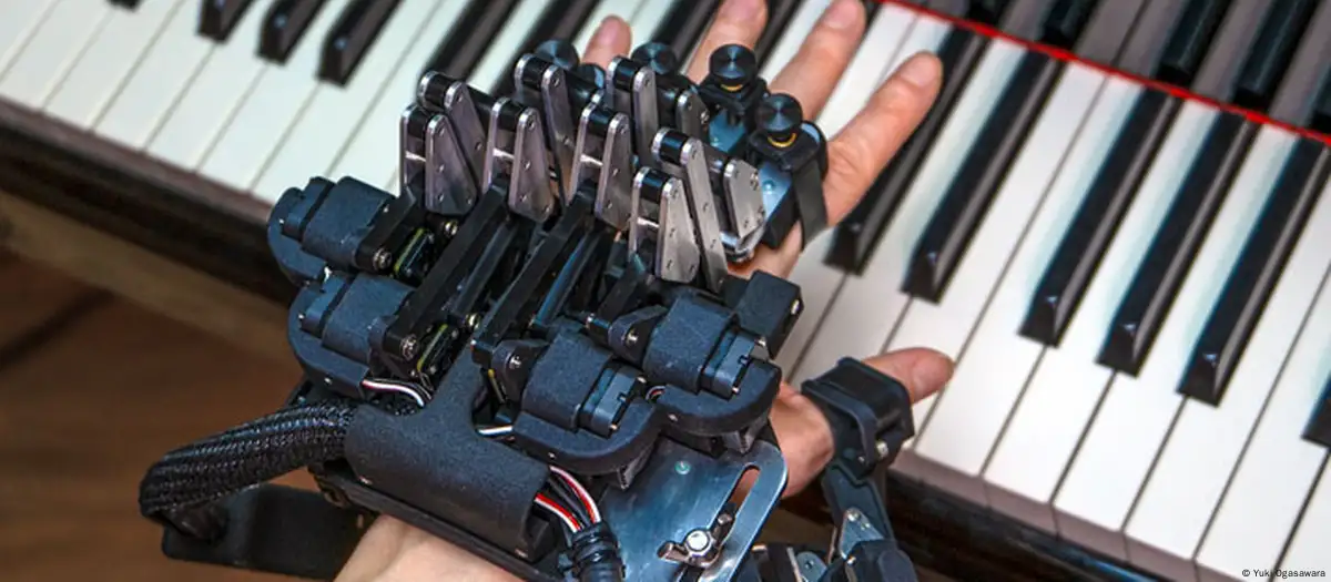 Exoesqueleto robótico enseña a pianistas a tocar más rápido