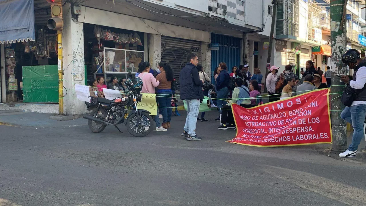 Maestros de preescolar bloquean calles de Chilpancingo