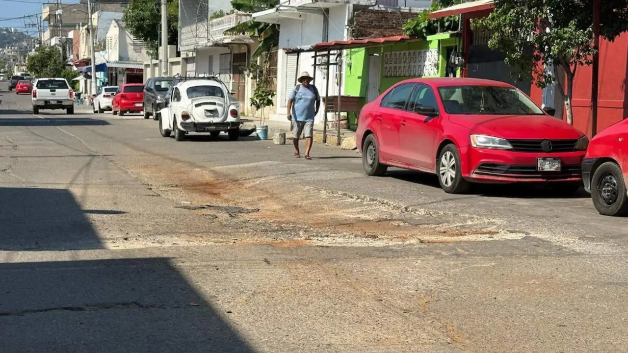 Persisten los baches en calles de la colonia Progreso en Acapulco