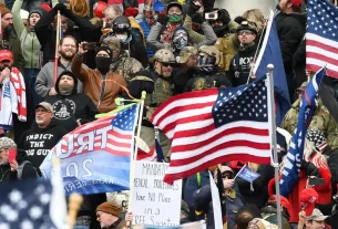 Trump indulta a más de 1,500 acusados por el asalto al Capitolio