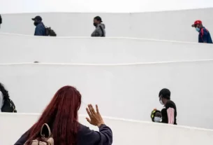 EE.UU congela solicitudes de migrantes con parole CBS