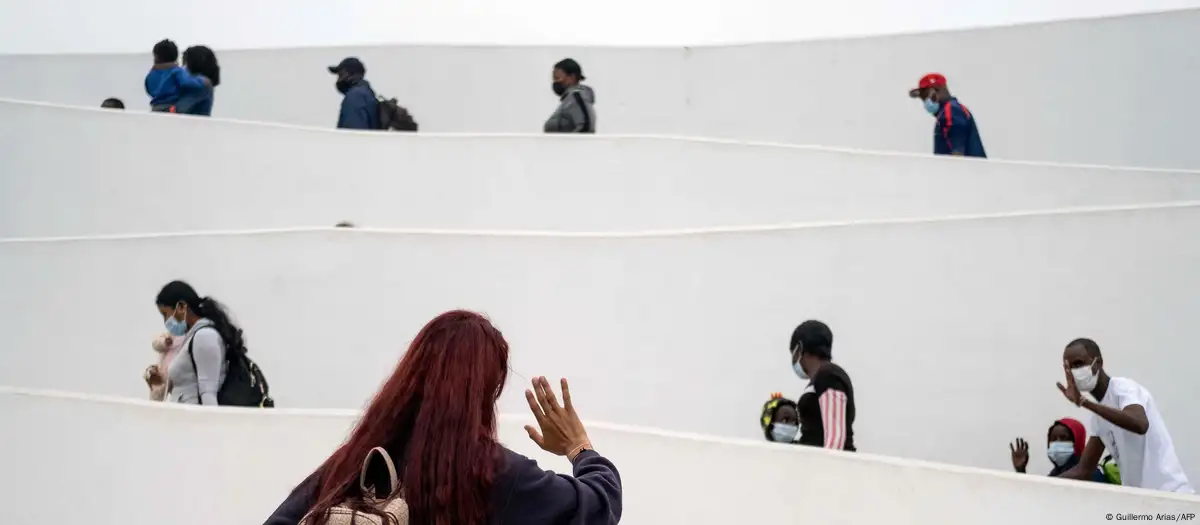 EE.UU congela solicitudes de migrantes con parole CBS