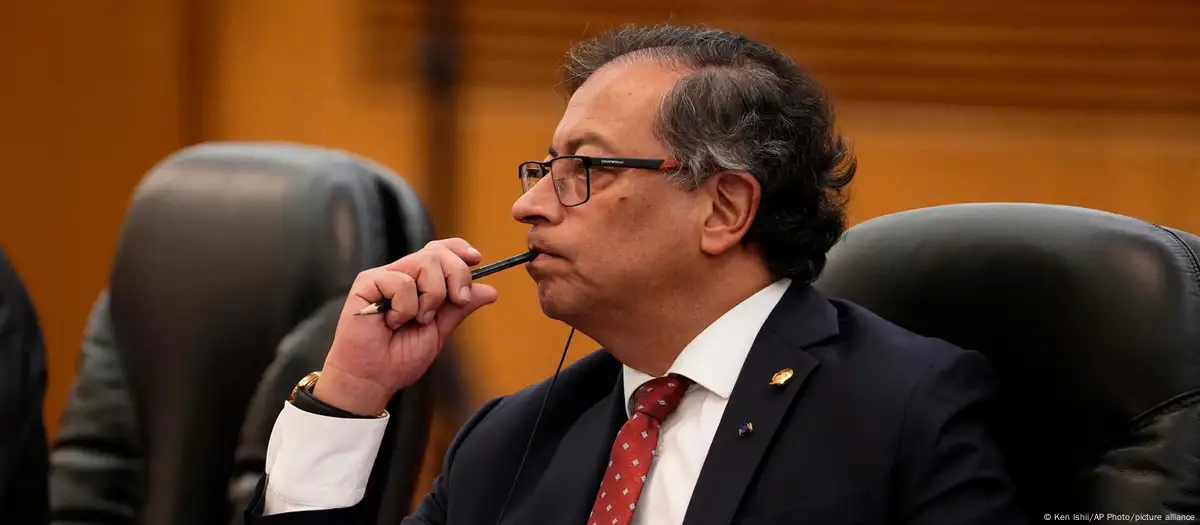 Petro pide renuncia de todo su gabinete en medio de crisis