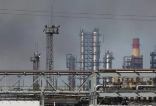 Bomberos sofocan incendio en importante refinería de Rusia