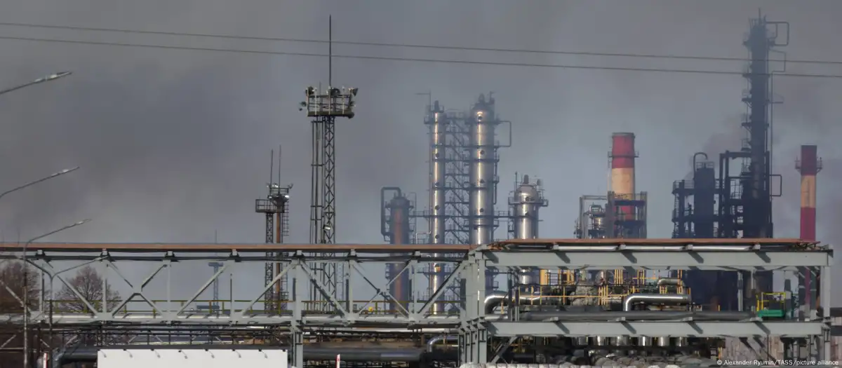 Bomberos sofocan incendio en importante refinería de Rusia