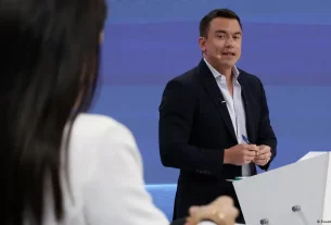 Ecuador Noboa deja Presidencia hasta terminar la campaña