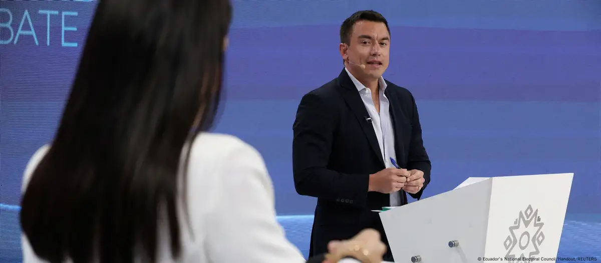 Ecuador Noboa deja Presidencia hasta terminar la campaña