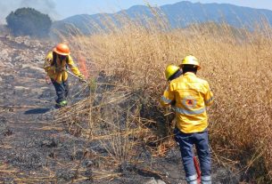 Evelyn Salgado supervisa labores para sofocar incendio