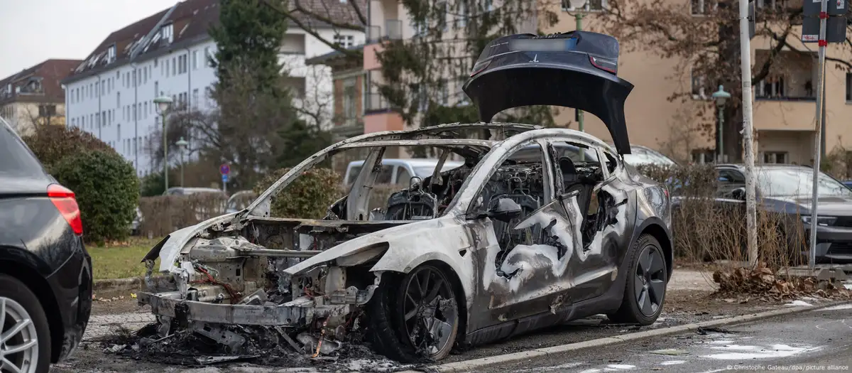 Fiscal de EE.UU. califica de terrorismo ataques contra Tesla