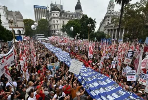 Masiva marcha en Argentina a 49 años del golpe militar