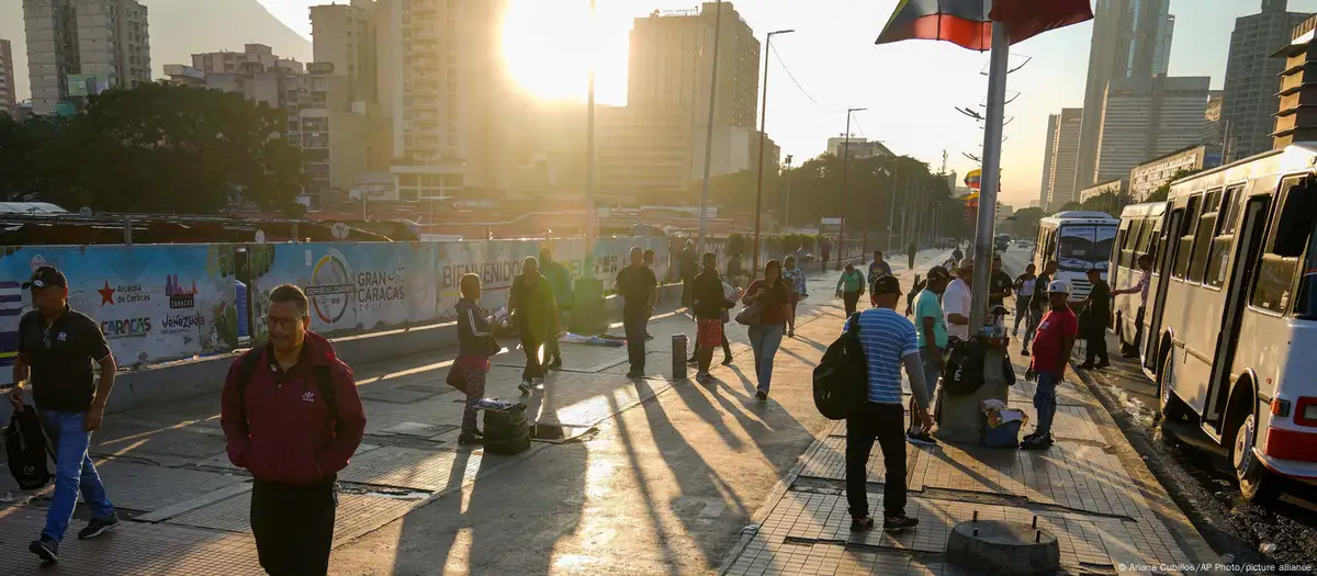 Venezuela reduce jornada laboral estatal debido a sequía