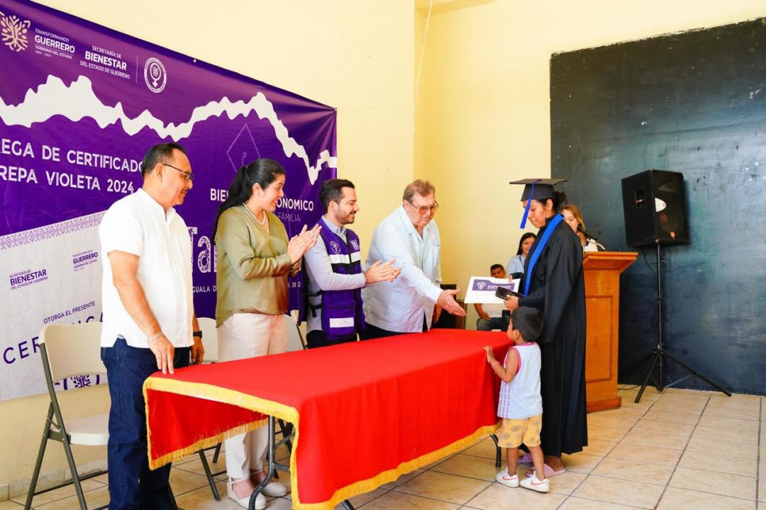 Graduadas de la Prepa Violeta en Iguala
