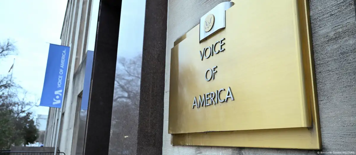 Juez ordena a Trump restaurar servicio de VOA y otros medios