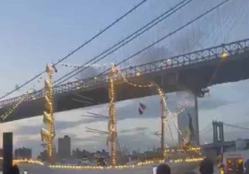Buque mexicano roza el Puente de Brooklyn