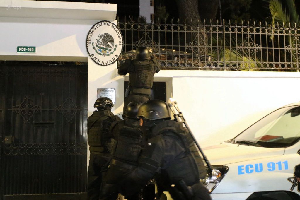 EE.UU. critica irrupción en embajada mexicana en Ecuador