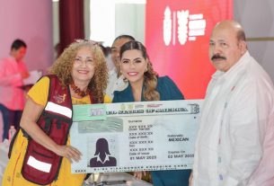 Entregan 106 visas a familias guerrerenses con Lazos Migrantes