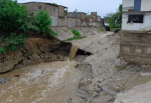 Colapsa muro en canal de Arroyo Seco y pone en riesgo a familias