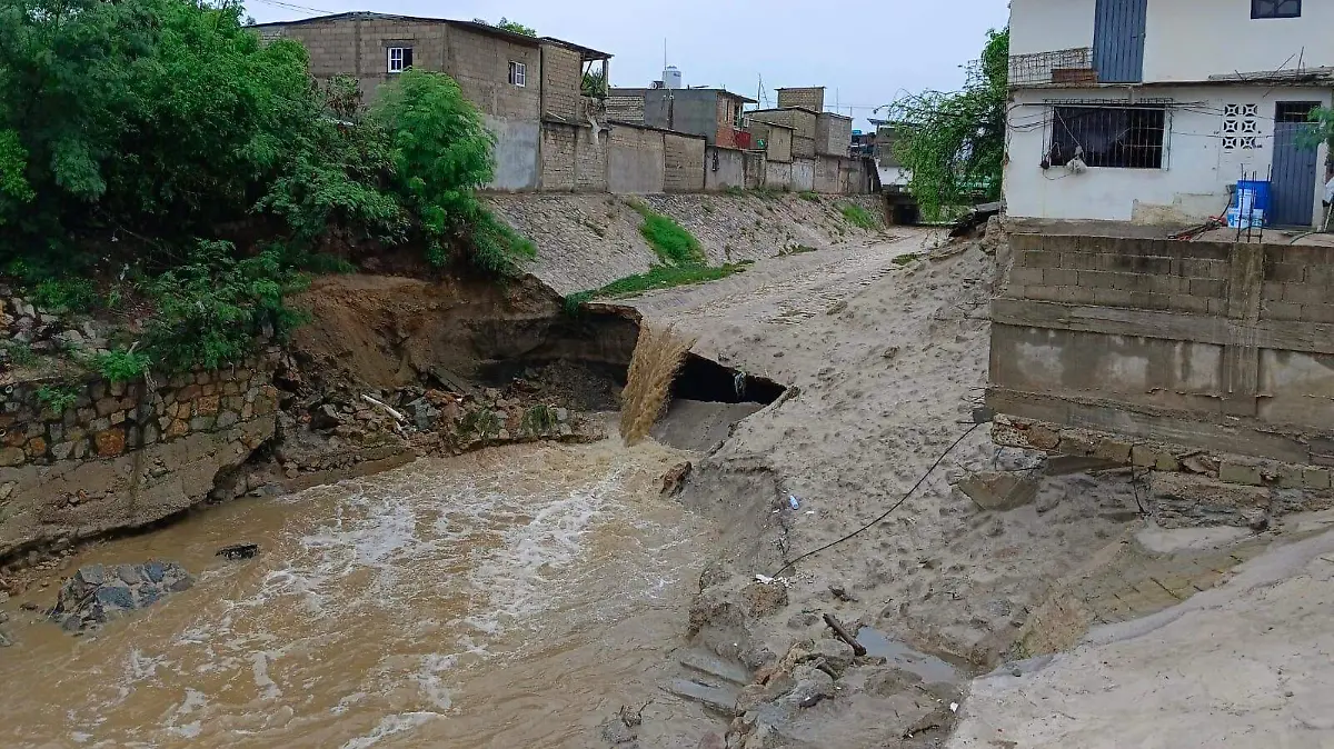 Colapsa muro en canal de Arroyo Seco y pone en riesgo a familias