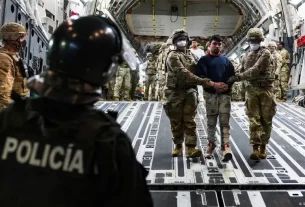 El Salvador niega a fiscal venezolano defensa de deportados