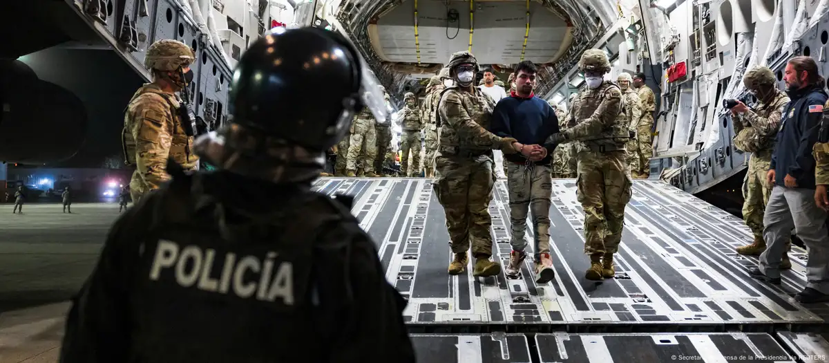 El Salvador niega a fiscal venezolano defensa de deportados