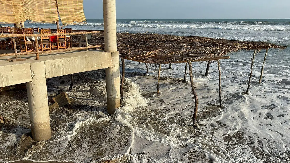 Evalúan daños por Mar de Fondo en playas Bonfil y Revolcadero