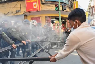 Un policía muere en intento de desbloquear calle en Bolivia