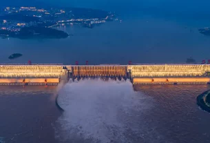 El agua embalsada desplaza los polos de la Tierra