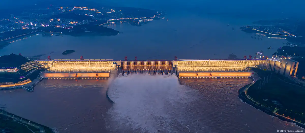 El agua embalsada desplaza los polos de la Tierra
