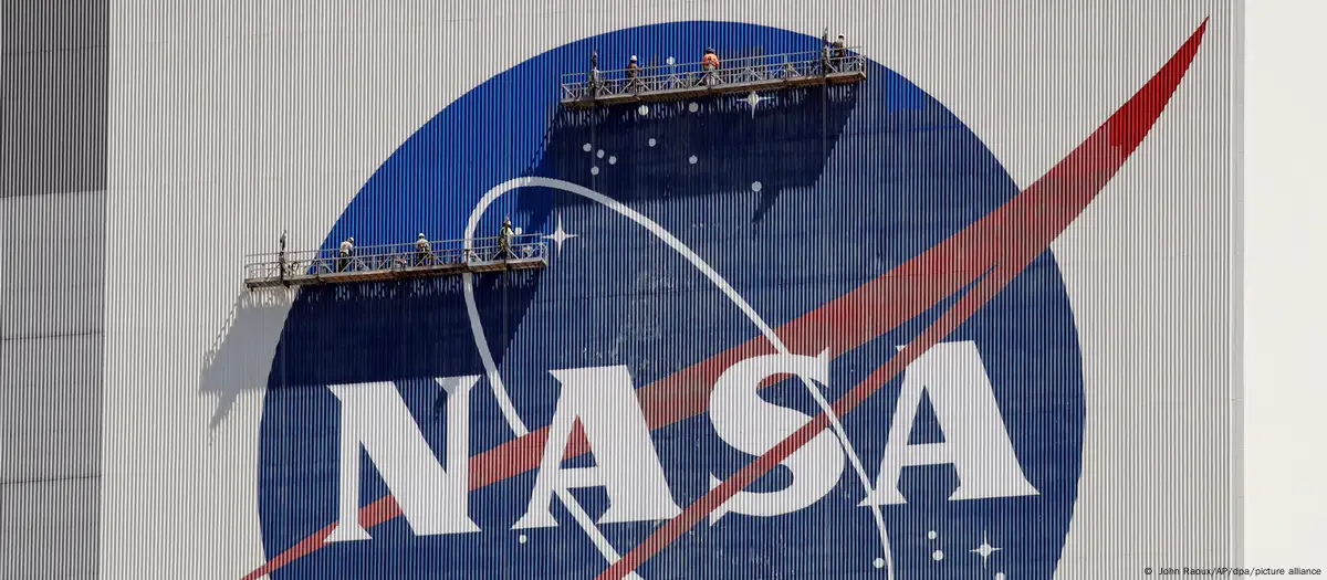 Empleados de la NASA protestan por recortes de Trump