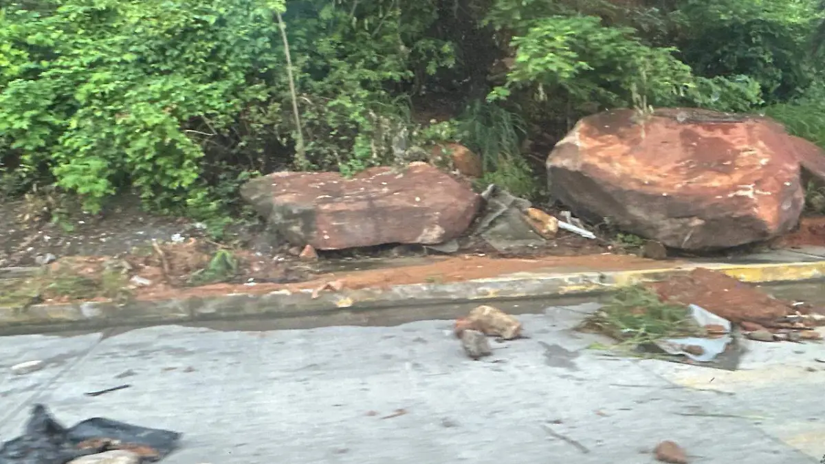 Encharcamientos y deslaves deja lluvias de anoche en Acapulco