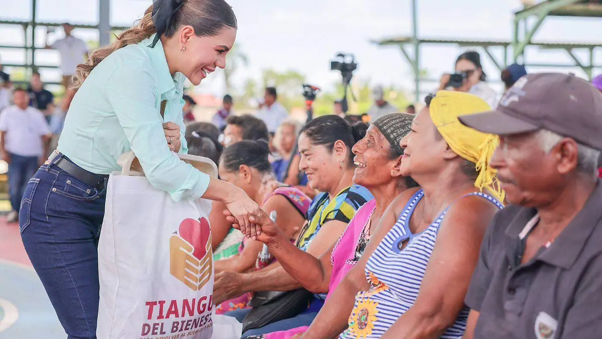 Evelyn Salgado lleva Tianguis del Bienestar a Cuajinicuilapa
