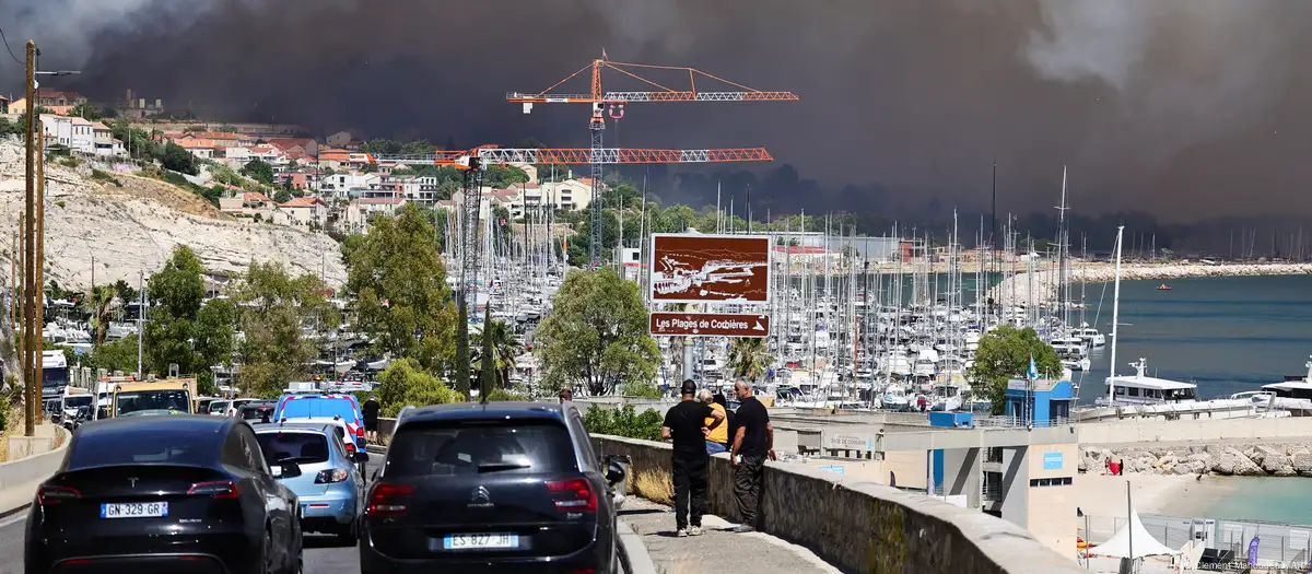 Incendio forestal en Francia amenaza a población de Marsella