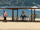 Más ambulantes que turistas en playas de Acapulco