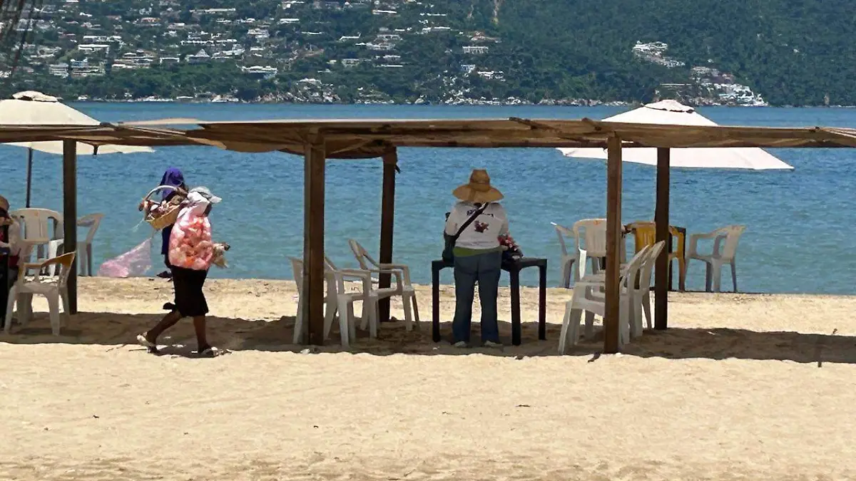 Más ambulantes que turistas en playas de Acapulco