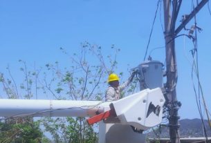 Raciel Rendón de la CFE restaura luz a 50 familias en Acapulco