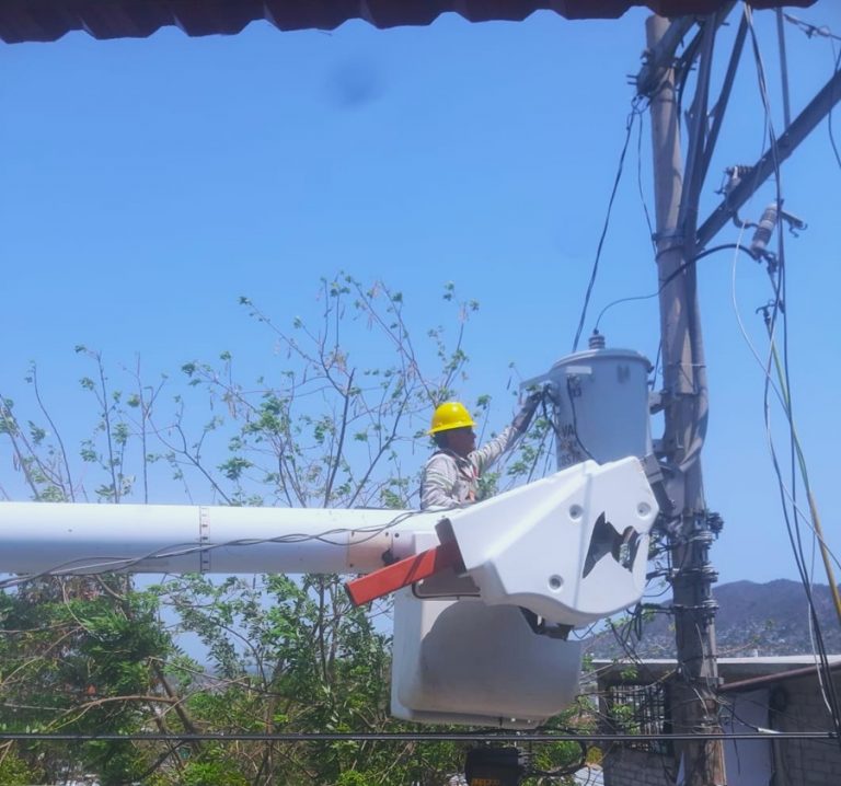 Raciel Rendón de la CFE restaura luz a 50 familias en Acapulco