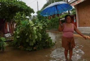 México pide extremar medidas preventivas ante ciclón Lorena