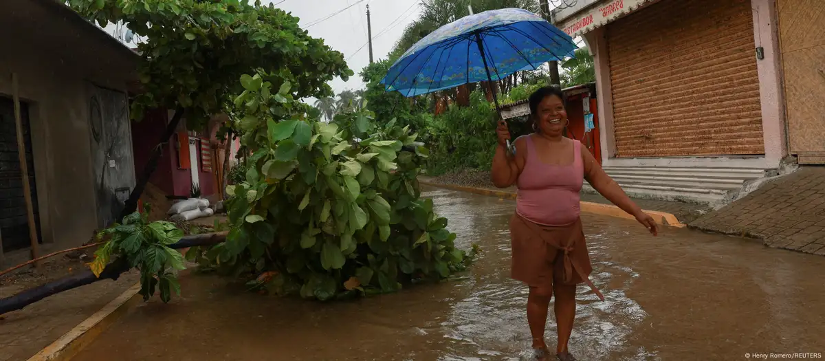 México pide extremar medidas preventivas ante ciclón Lorena