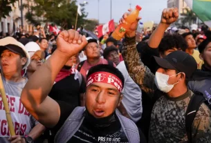 Peruanos marchan en contra de la nueva ley de pensiones
