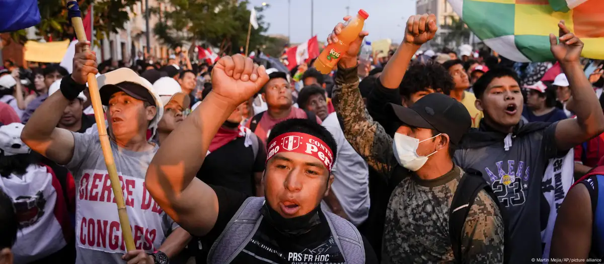 Peruanos marchan en contra de la nueva ley de pensiones