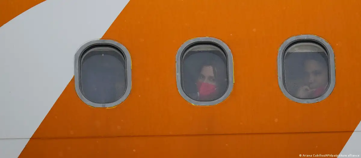 Petro ordena restablecer el servicio aéreo con Venezuela