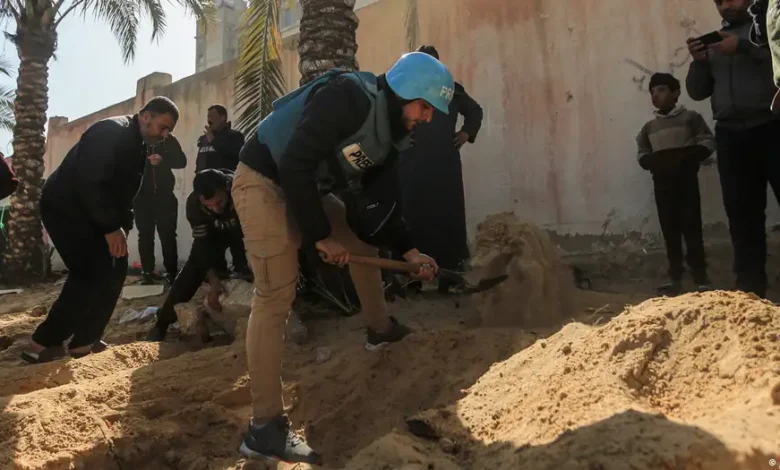 Israel registra cementerio de Gaza buscando restos de rehén