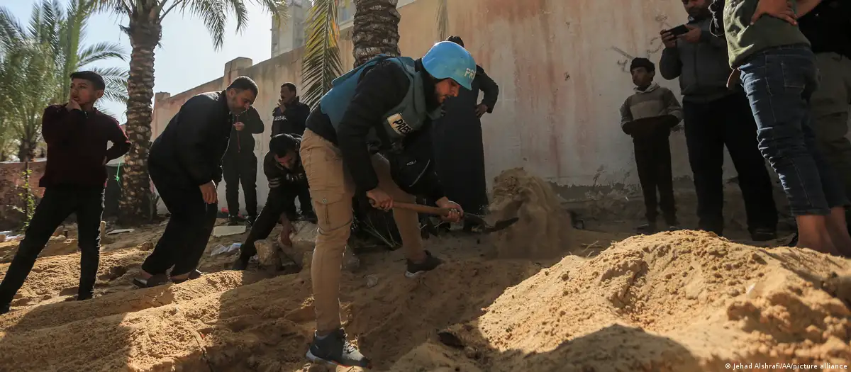 Israel registra cementerio de Gaza buscando restos de rehén