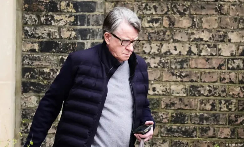 Exembajador británico libre bajo fianza en caso Epstein