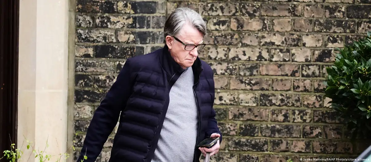 Exembajador británico libre bajo fianza en caso Epstein