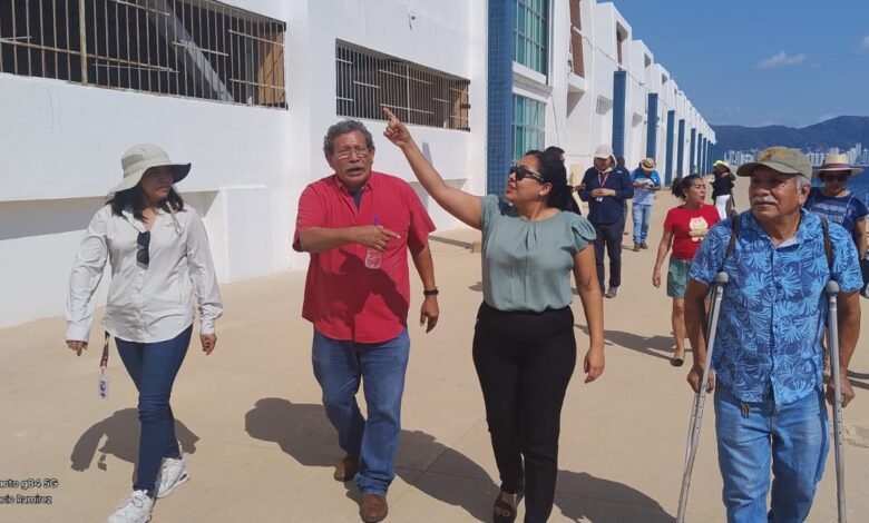 Ciudadanos y ambientalistas revisan la remodelación del Jardín del Puerto en Acapulco