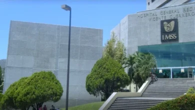Video muestra a joven que recibe inyección fuera del Hospital Regional Vicente Guerrero del IMSS en Acapulco tras no ser atendida pese a presentar dolor y ser derechohabiente