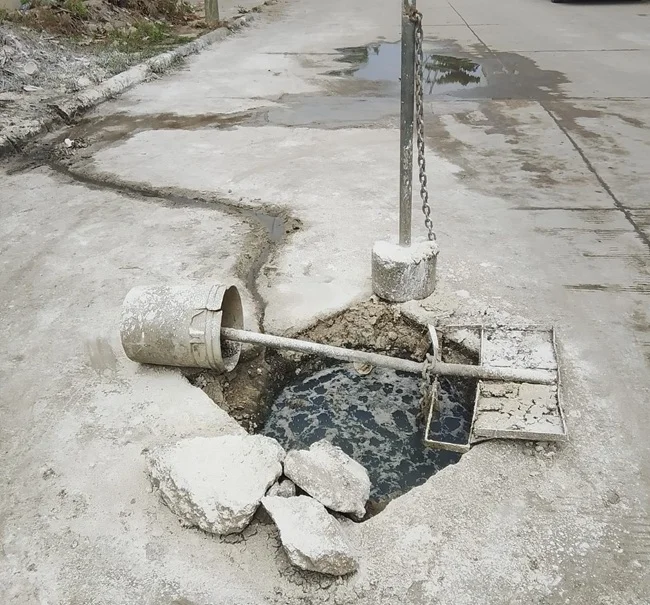 Padres del Instituto Emiliano Zapata en Acapulco denuncian aguas negras frente al plantel y exigen intervención urgente de autoridades por riesgo sanitario para estudiantes.