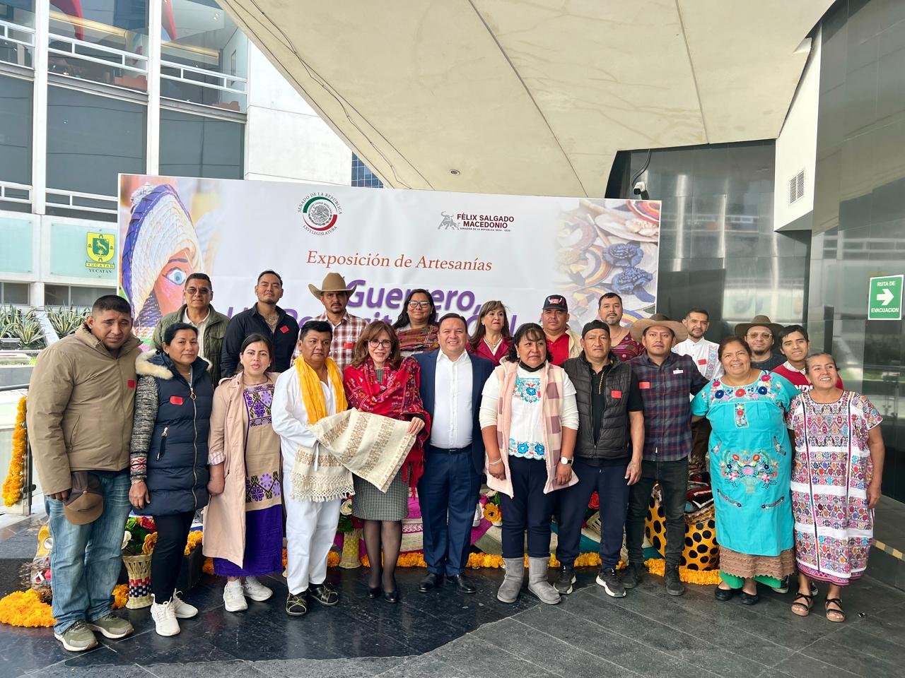 Arturo Pérez Pérez inaugura exposición artesanal de Guerrero en el Senado de la República.