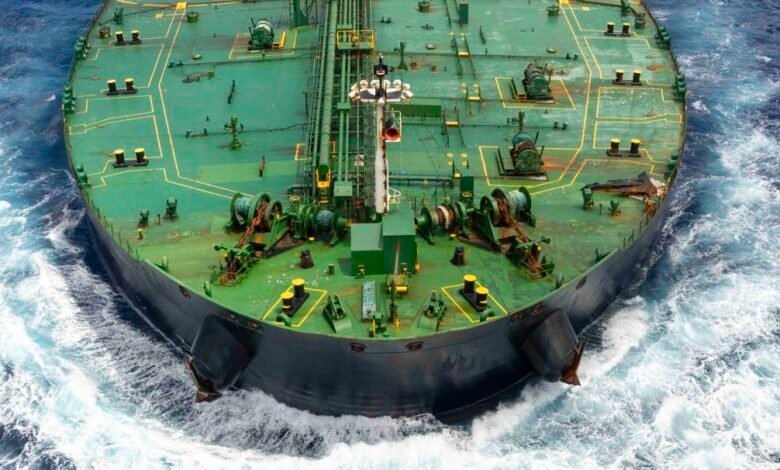 Patrulla naval estadounidense aborda el buque petrolero Bertha en el océano Índico por violar bloqueo de crudo.